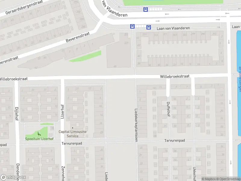 Ambulance met grote spoed naar de Liedekerkeplantsoen in Amsterdam