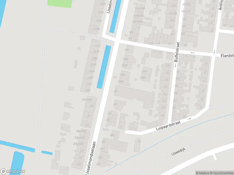 Ambulance met grote spoed naar de IJsselmondselaan in Rotterdam