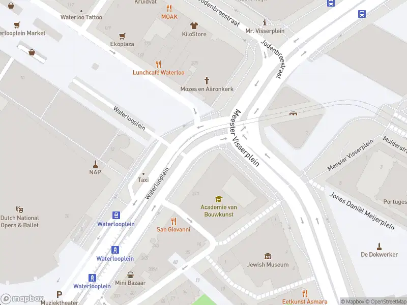 Ambulance met grote spoed naar de Waterlooplein in Amsterdam