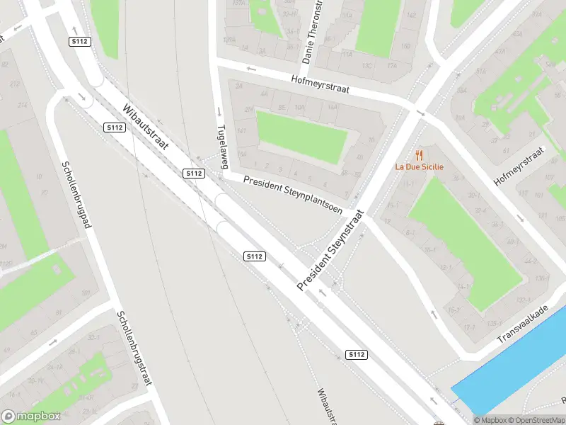 Ambulance met gepaste spoed naar de Spui in Amsterdam
