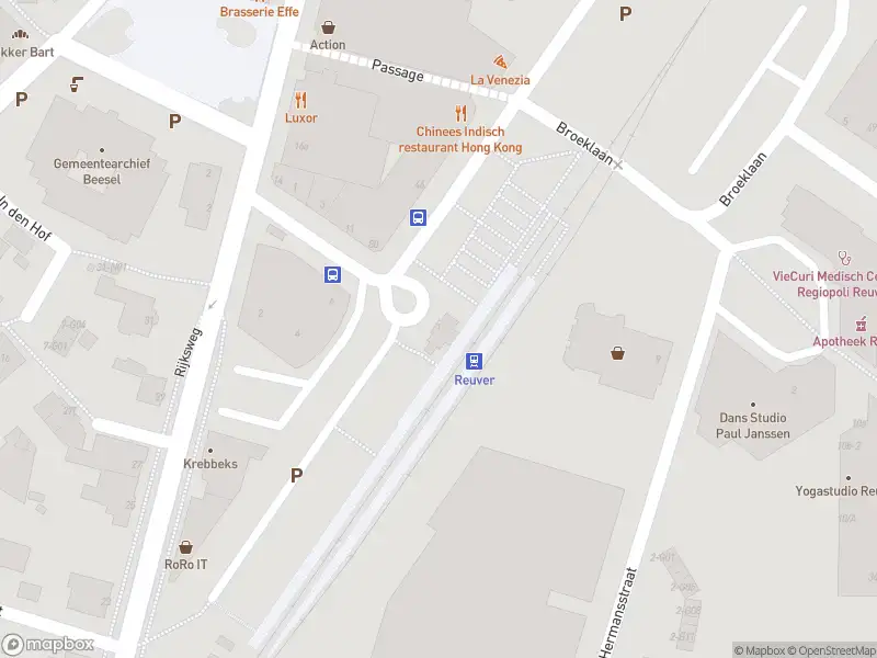 Ambulance met grote spoed naar de Stationsplein in Reuver