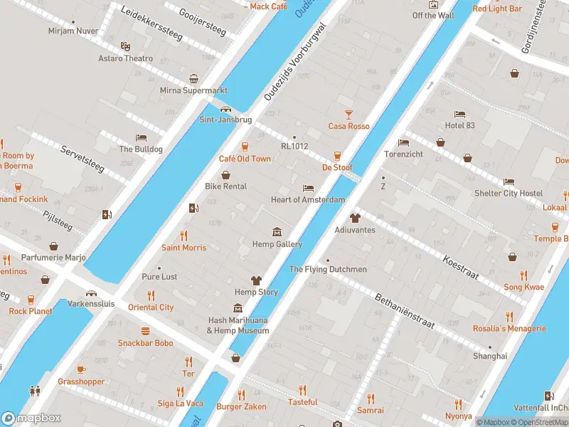 Politie met grote spoed naar de Oudezijds Achterburgwal in Amsterdam vanwege personen te water