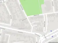 Brandweer met grote spoed naar de Platanenstraat in Almelo vanwege voertuigbrand