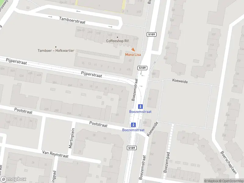 Ambulance met grote spoed naar de Pijperstraat in Rotterdam