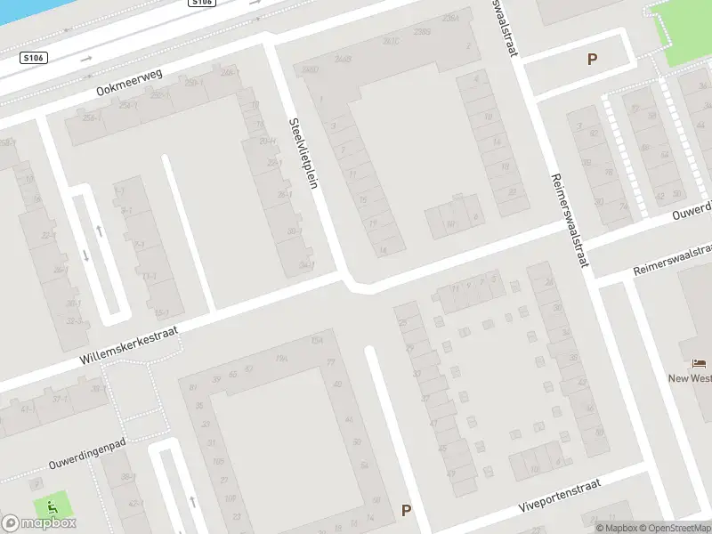 Ambulance met grote spoed naar de Steelvlietplein in Amsterdam