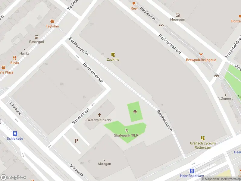 Ambulance met grote spoed naar de Benthemplein in Rotterdam