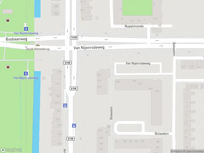 Ambulance met grote spoed naar de Van Nijenrodeweg in Amsterdam