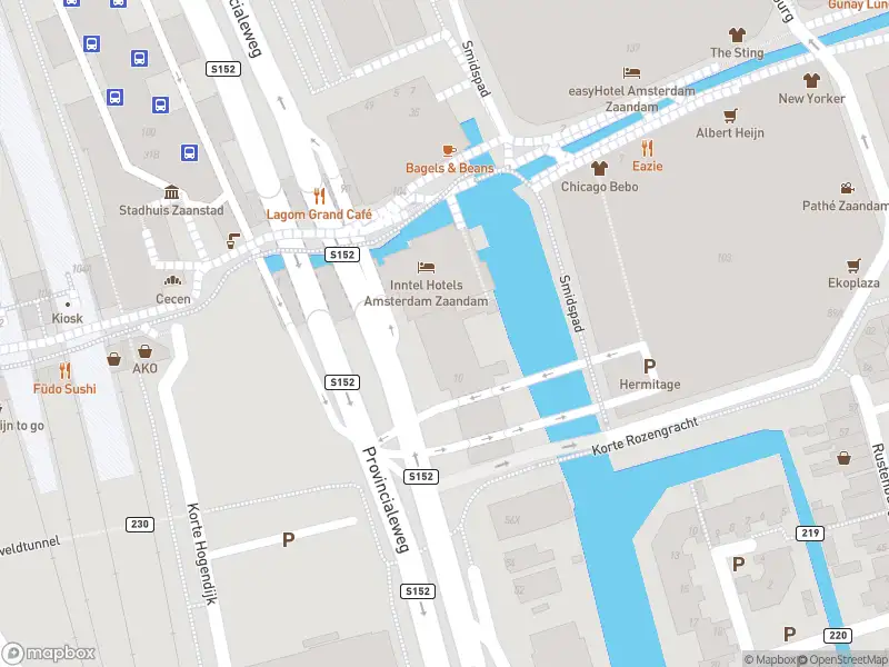 Ambulance met grote spoed naar de Aan de Vaart in Zaandam