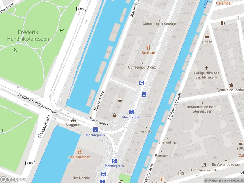 Ambulance met grote spoed naar de Nieuwe Gietersstraat in Amsterdam
