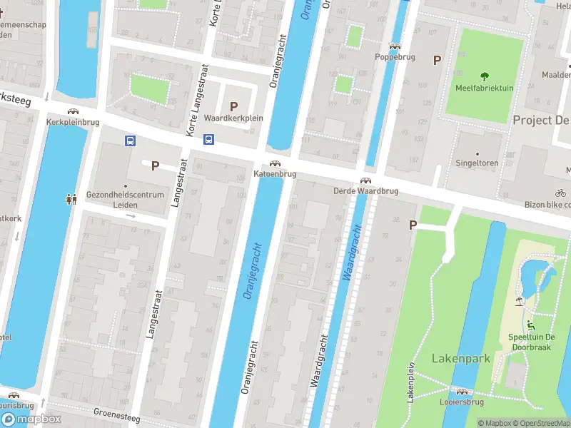 Brandweer met gepaste spoed naar de Minnebroersgracht in Leiden