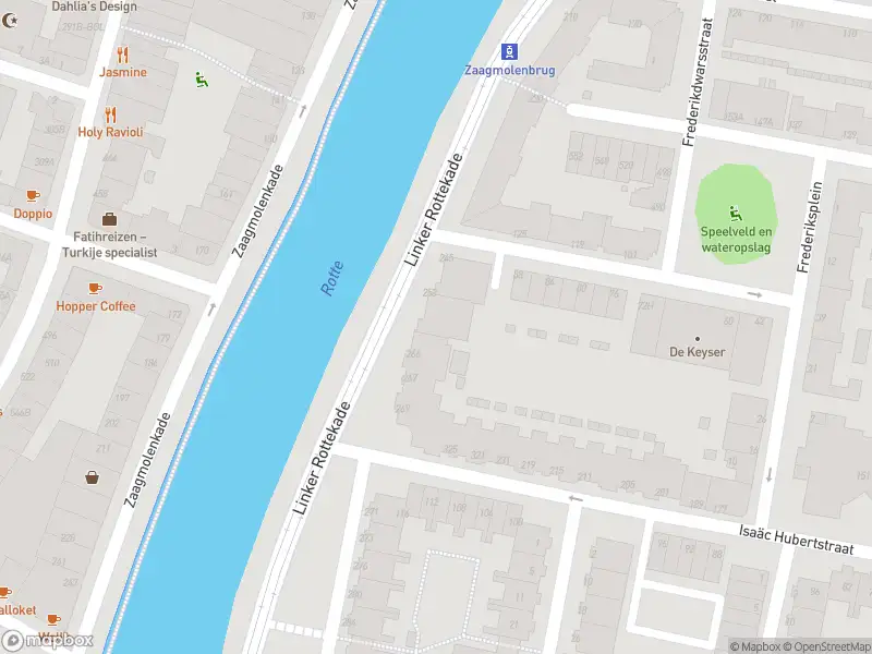 Ambulance met grote spoed naar de Linker Rottekade in Rotterdam