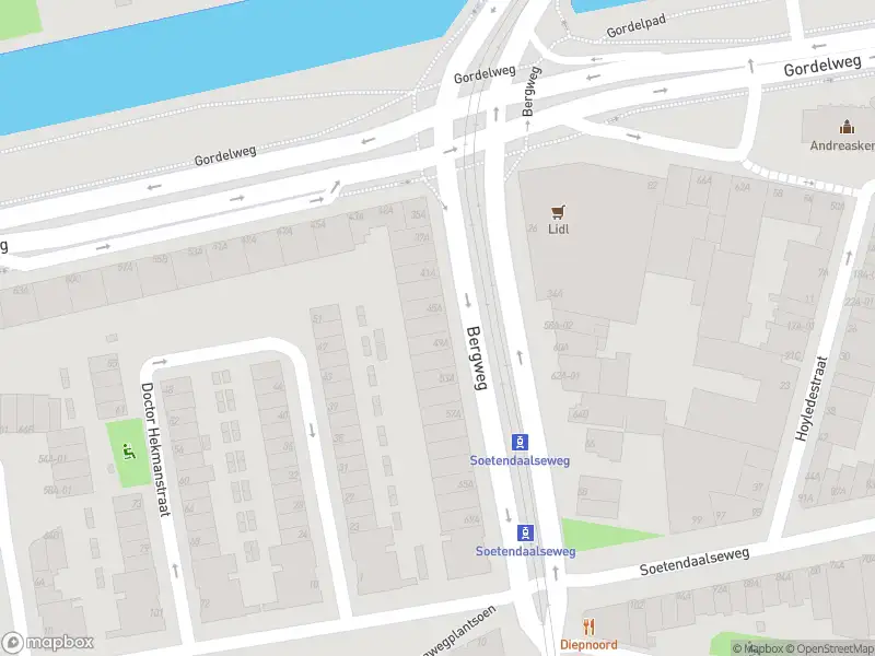Ambulance met gepaste spoed naar de Bergweg in Rotterdam