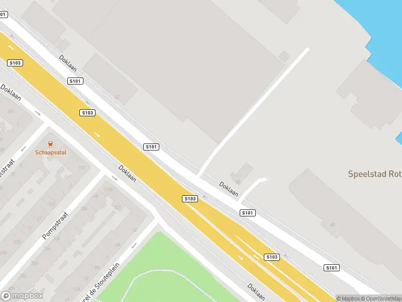 Ambulance met grote spoed naar de Doklaan in Rotterdam