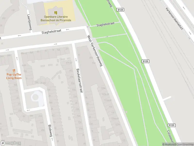 Ambulance met gepaste spoed naar de West-Varkenoordseweg in Rotterdam