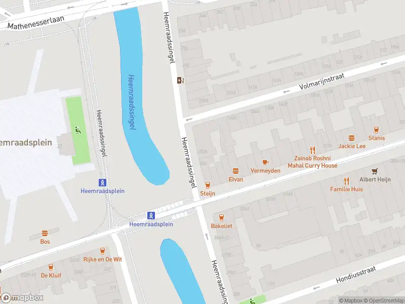 Ambulance met grote spoed naar de Heemraadssingel in Rotterdam