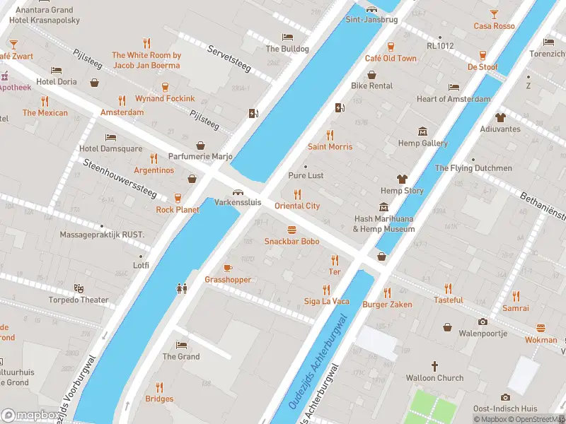 Ambulance met grote spoed naar de Oude Doelenstraat in Amsterdam