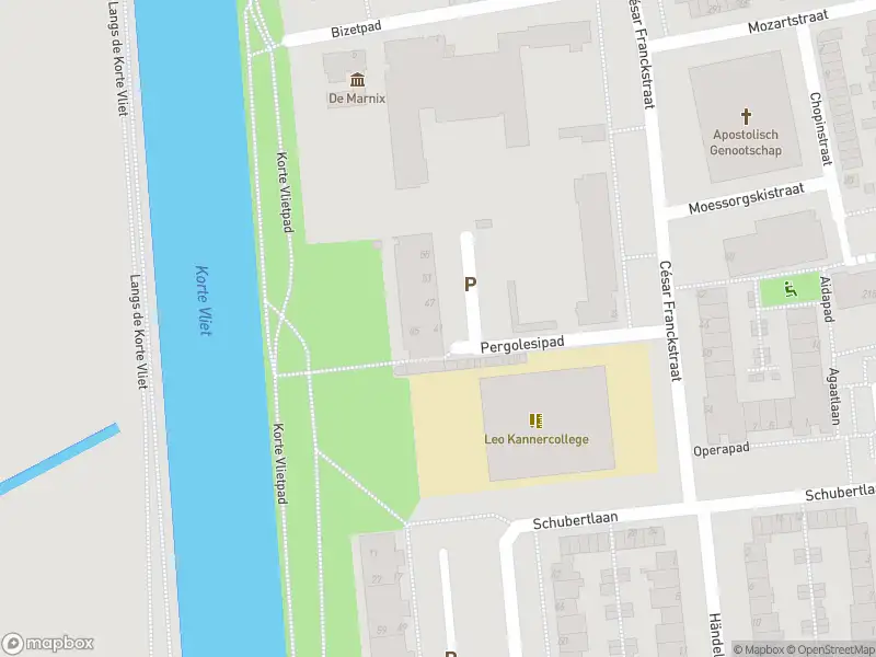 Ambulance met gepaste spoed naar de Pergolesipad in Leiden