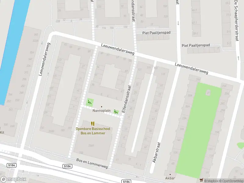 Ambulance met grote spoed naar de Elfendansstraat in Amsterdam