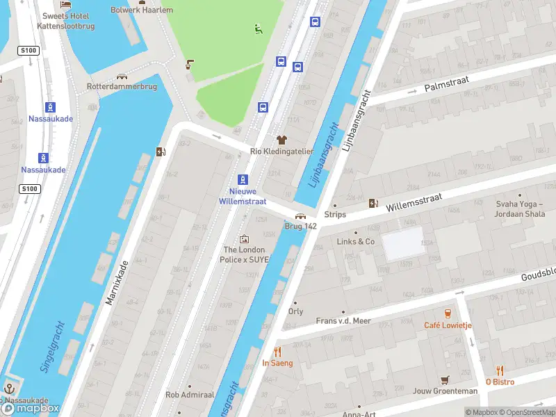 Ambulance met grote spoed naar de Nieuwe Willemsstraat in Amsterdam