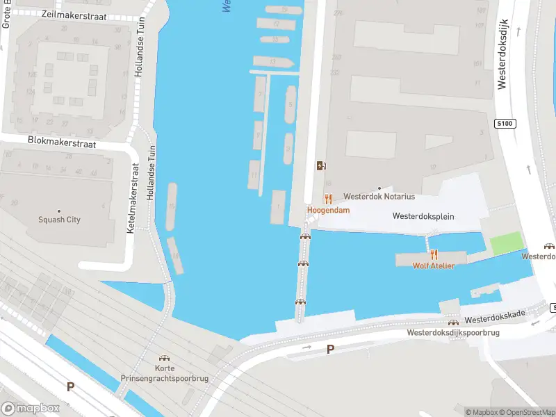 Ambulance met gepaste spoed naar de Westerdoksplein in Amsterdam