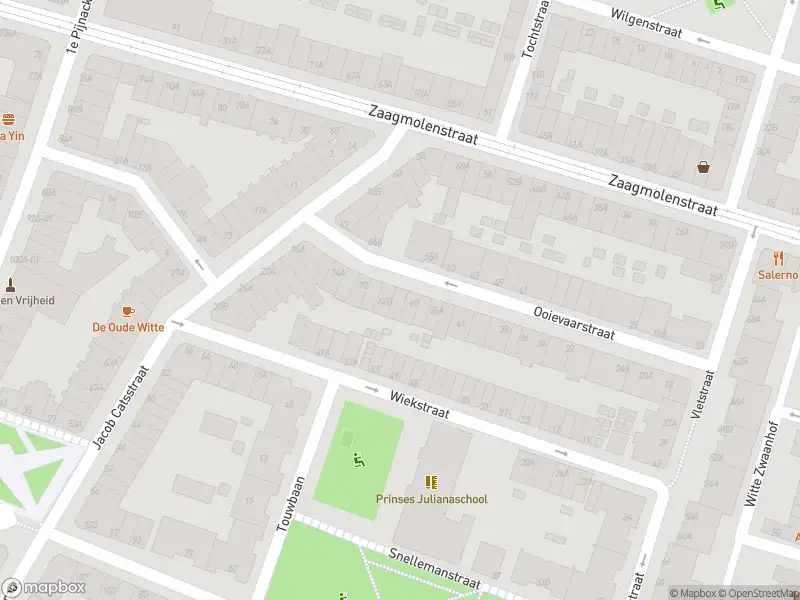 Ambulance met gepaste spoed naar de Ooievaarstraat in Rotterdam