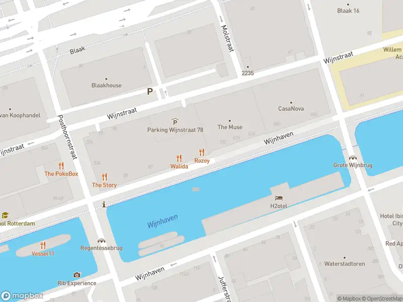 Ambulance met grote spoed naar de Wijnhaven in Rotterdam