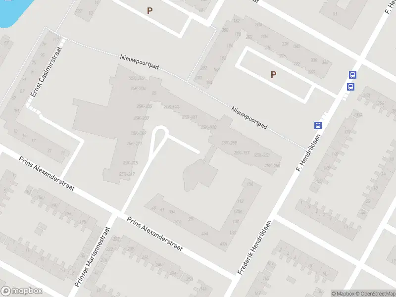 Brandweer met gepaste spoed naar de Anna Paulownastraat in Alkmaar vanwege een buitenbrand