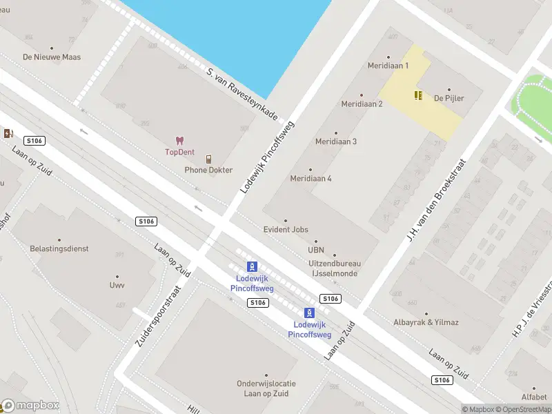 Ambulance met grote spoed naar de Laan op Zuid in Rotterdam