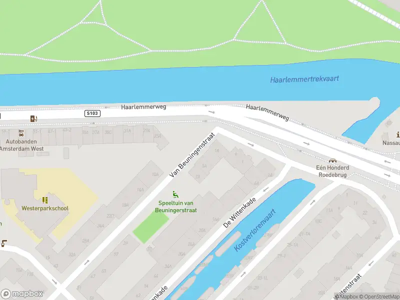Ambulance met grote spoed naar de Haarlemmerweg in Amsterdam