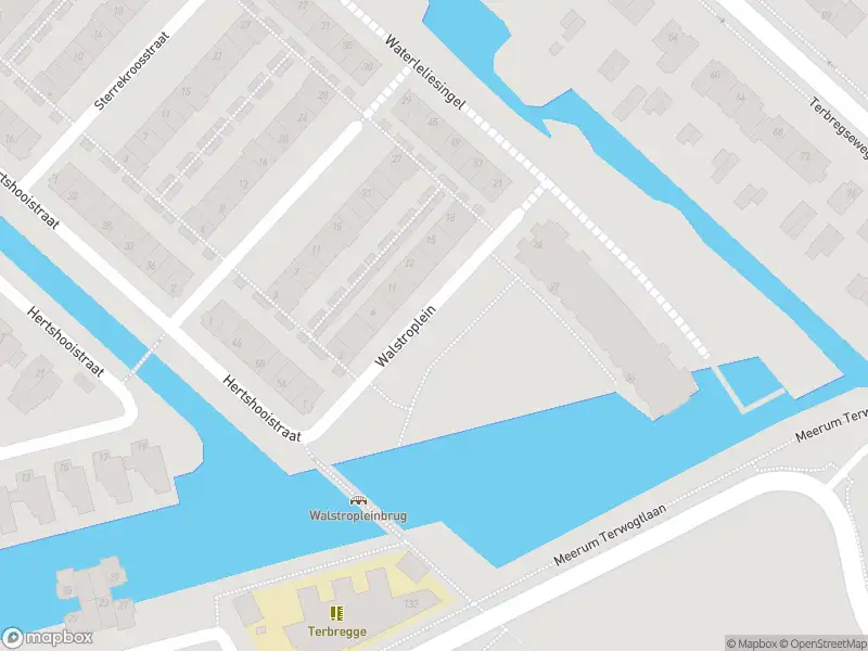 Ambulance met grote spoed naar de Walstroplein in Rotterdam