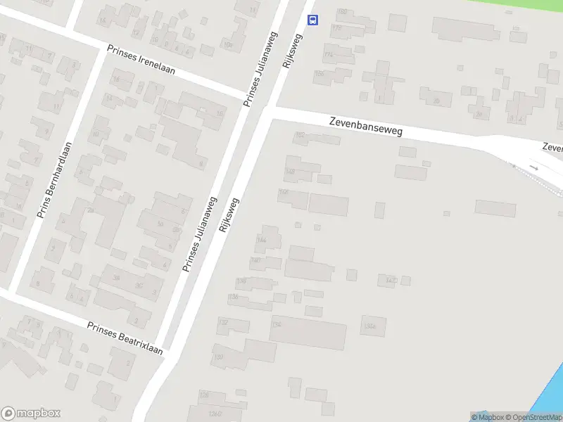 Ambulance met grote spoed naar de Rijksweg in Nieuwendijk