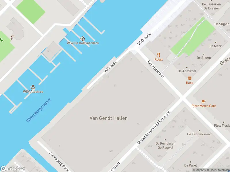 Ambulance met grote spoed naar de VOC-kade in Amsterdam