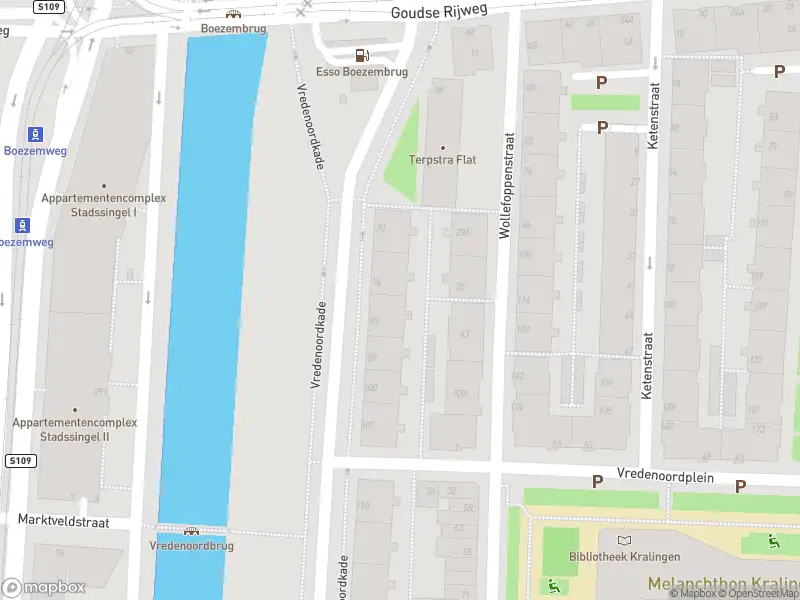 Ambulance met grote spoed naar de Vredenoordkade in Rotterdam