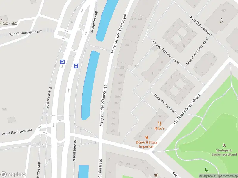 Ambulance met gepaste spoed naar de Mary van der Sluisstraat in Amsterdam