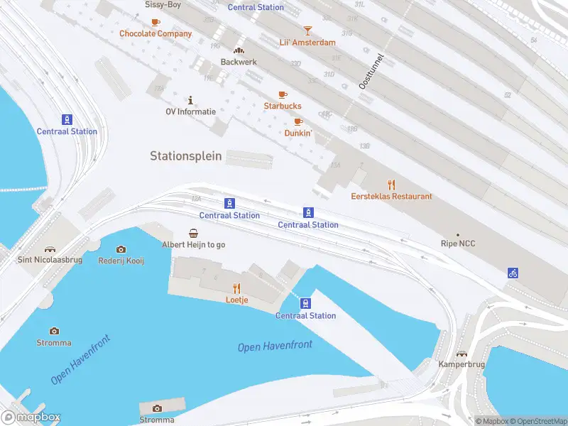 Brandweer met gepaste spoed naar de Stationsplein in Amsterdam