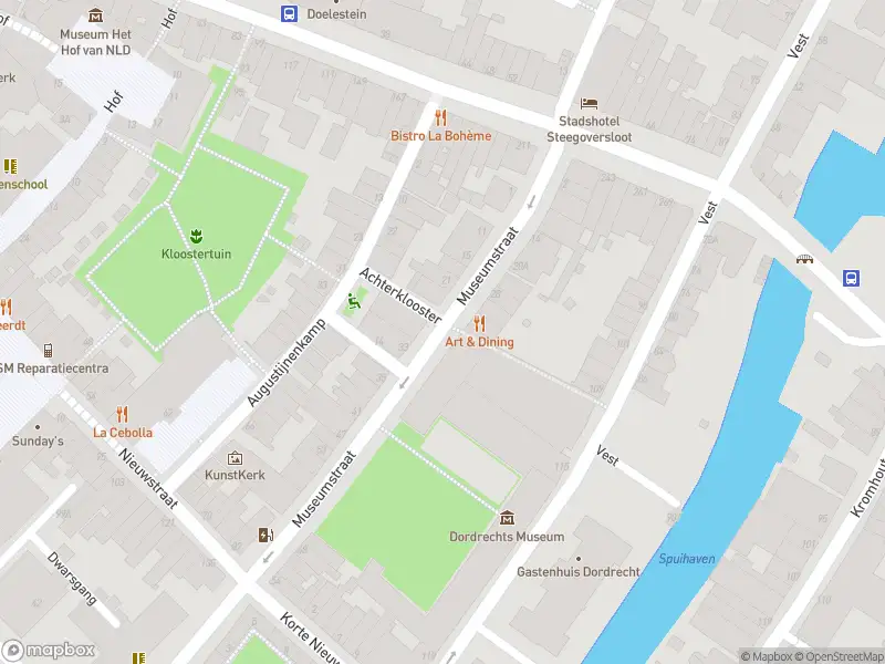 Ambulance met gepaste spoed naar de Museumstraat in Dordrecht