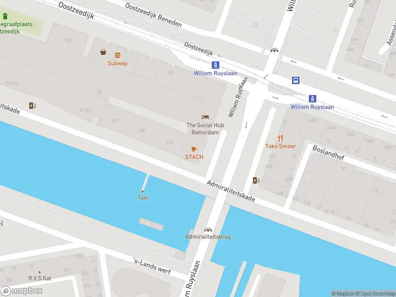 Ambulance met grote spoed naar de Willem Ruyslaan in Rotterdam
