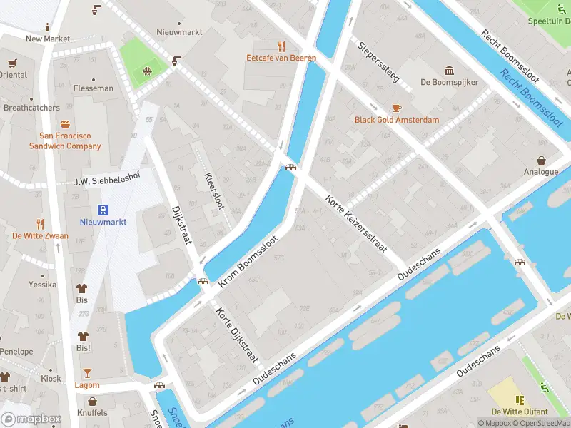Ambulance met grote spoed naar de Krom Boomssloot in Amsterdam