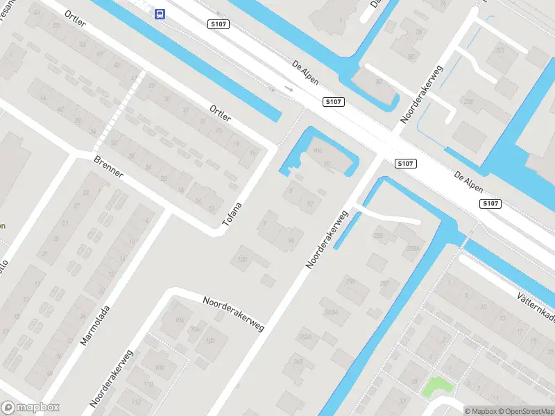 Ambulance met grote spoed naar de Tofana in Amsterdam