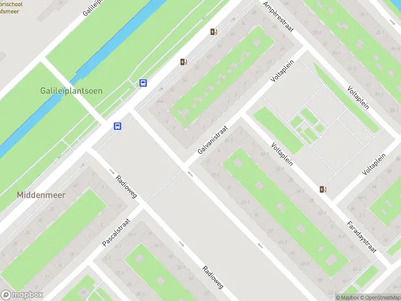 Ambulance met grote spoed naar de Galvanistraat in Amsterdam