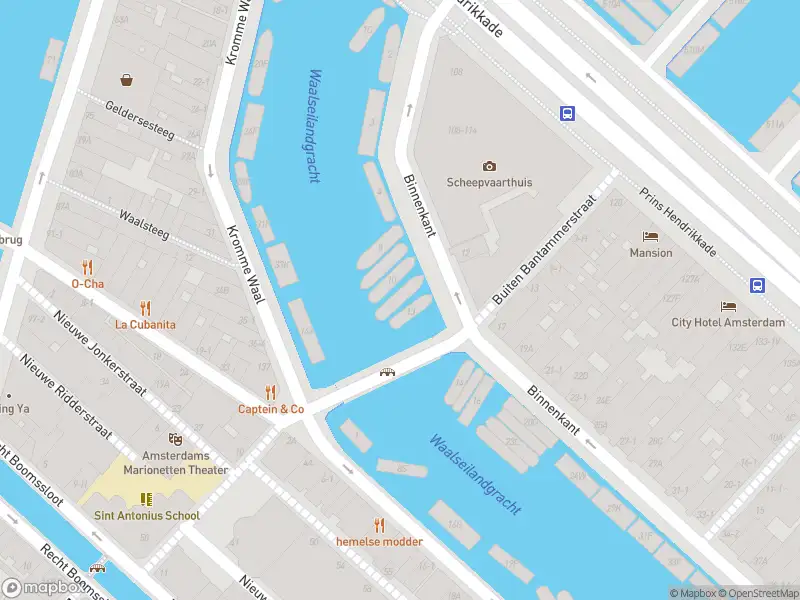 Ambulance met gepaste spoed naar de Kromme Waal in Amsterdam