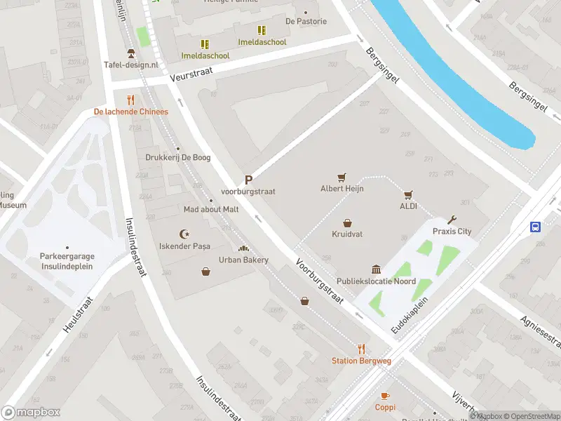 Ambulance met grote spoed naar de Voorburgstraat in Rotterdam