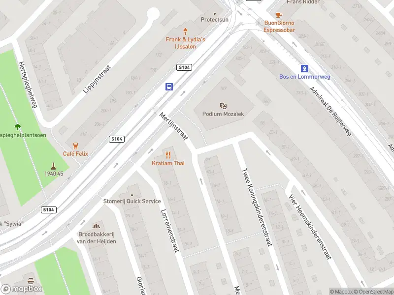 Ambulance met grote spoed naar de Karel Doormanstraat in Amsterdam