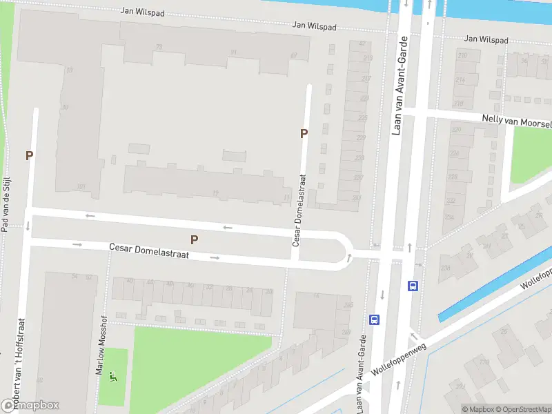 Ambulance met gepaste spoed naar de Cesar Domelastraat in Rotterdam