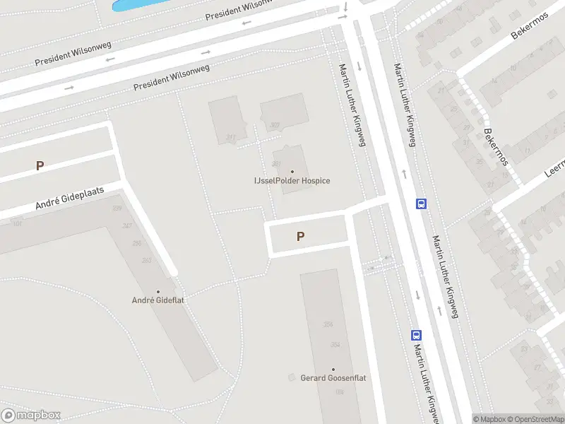 Ambulance met grote spoed naar de Thomas Mannplaats in Rotterdam