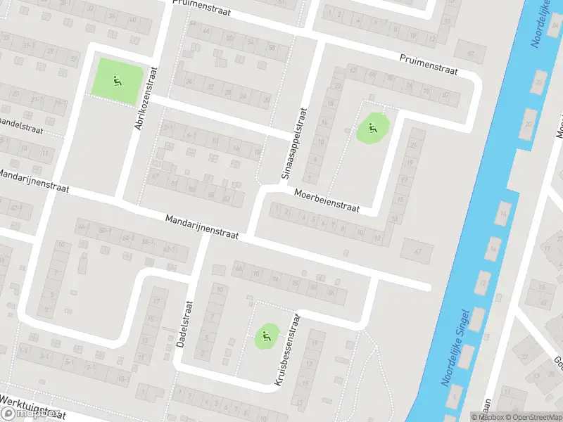 Ambulance met grote spoed naar de Moerbeienstraat in Amsterdam