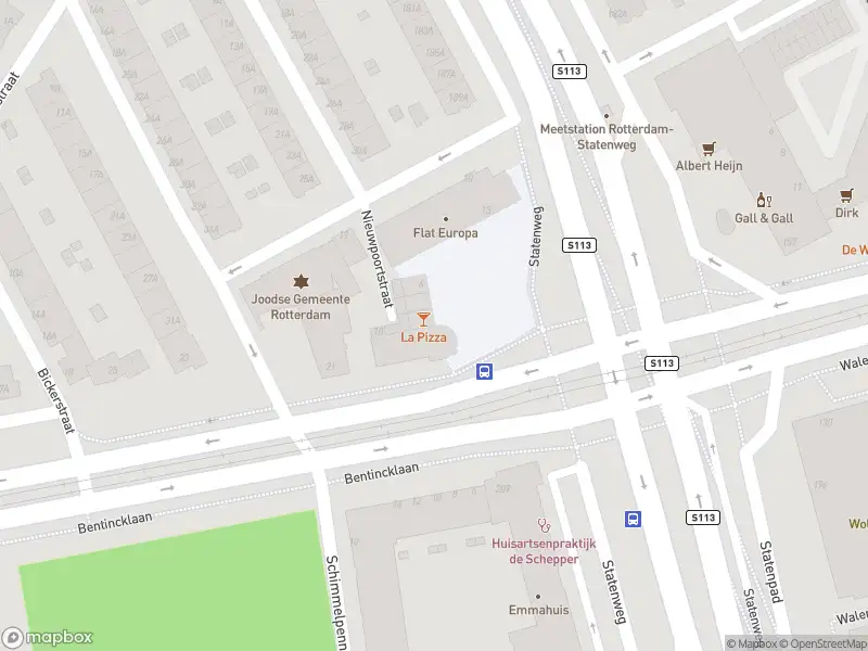 Ambulance met grote spoed naar de Bentinckplein in Rotterdam