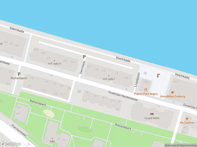 Ambulance met grote spoed naar de Oostelijke Handelskade in Amsterdam