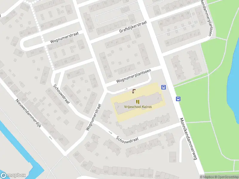 Ambulance met grote spoed naar de Wognumerplantsoen in Amsterdam