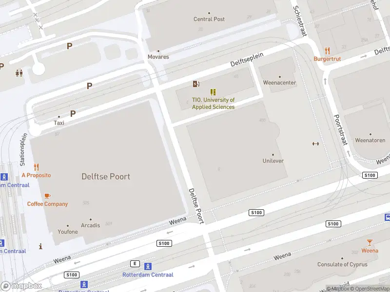 Ambulance met grote spoed naar de Delftse Poort in Rotterdam